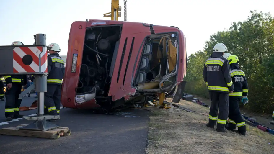 Escena tras un accidente de autobús en Hungría.