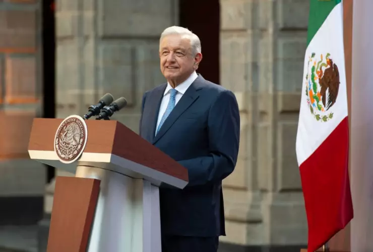 AMLO informa al Senado que se ausentará de México por unos días