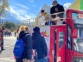 En compañía de familiares y amigos, disfrutamos de un rato de diversión.