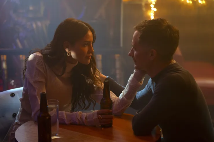Irasema (Eiza González) y Esteban Osuna (Gael García Bernal) serie La Maquina de Disney+