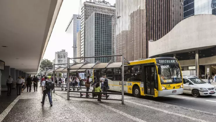 Asaltante muere atropellado tras robarle a adulto mayor