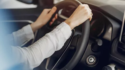 Muere bebé atropellado por su mamá al estacionar el auto