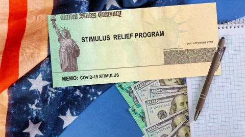 un concepto del bono económico y dólares 