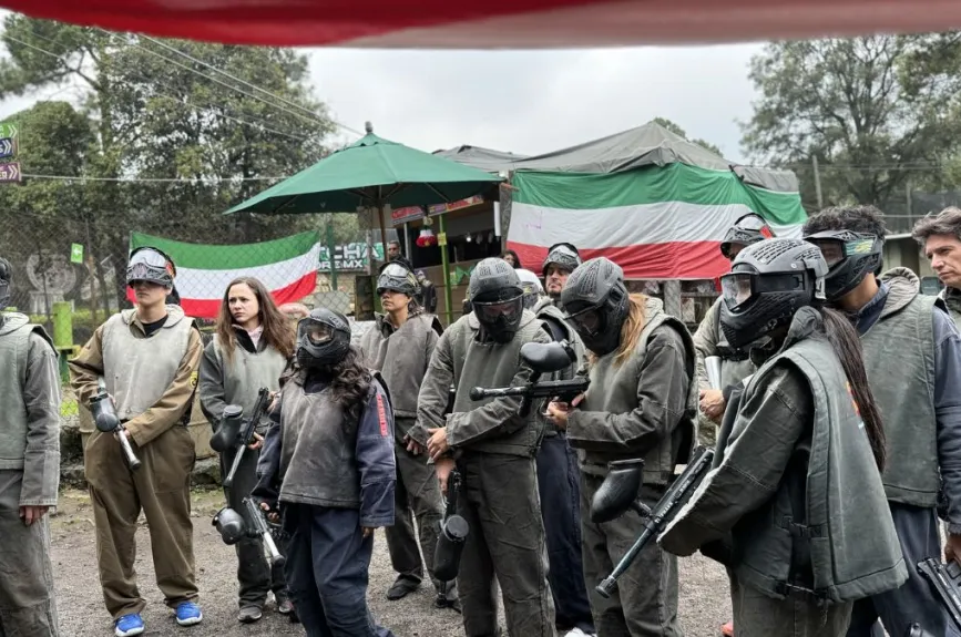 Los académicos se pusieron sus trajes especiales para la batalla con una mezcla de entusiasmo y nerviosismo. Cada detalle del equipo, desde las máscaras hasta las pistolas de pintura, contribuyó a aumentar la anticipación de la competencia.