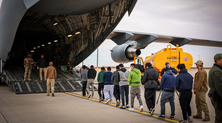 El mensaje de la CBP sobre los vuelos de repatriación de inmigrantes.