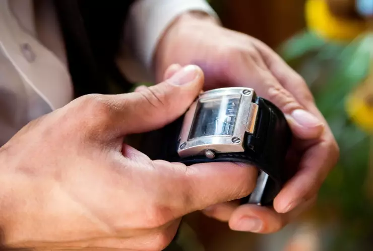 Hombre ajusta su reloj de pulsera
