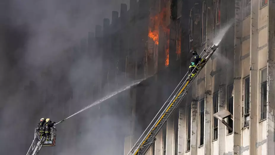 Bomberos sofocan un incendio tras un ataque ruso en Járkiv, Ucrania.