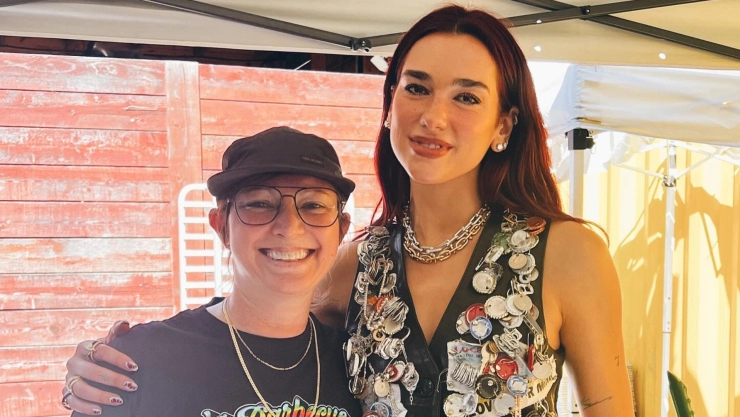 Dua Lipa junto a una empleada del local de BBQ en Texas