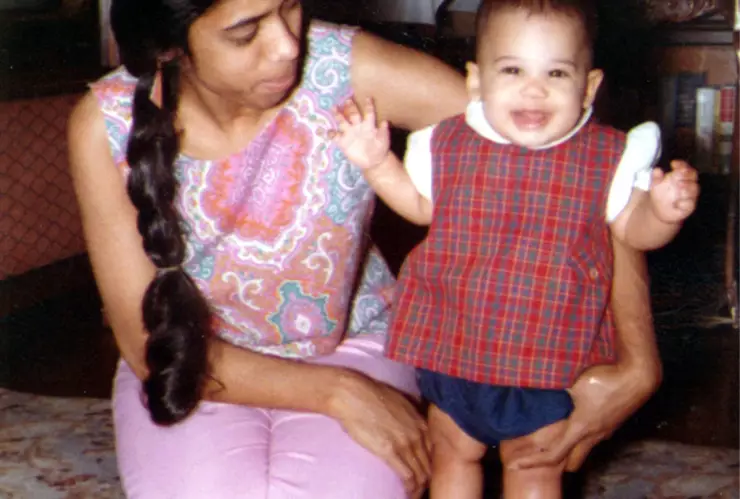 La vicepresidenta Kamala Harris con su madre, Shyamala