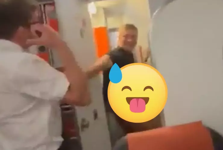 pareja teniendo sexo avión