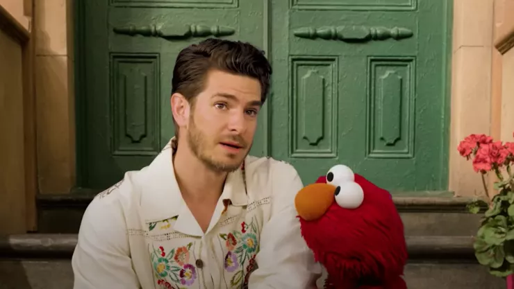 Andrew Garfield habla con Elmo sobre el duelo