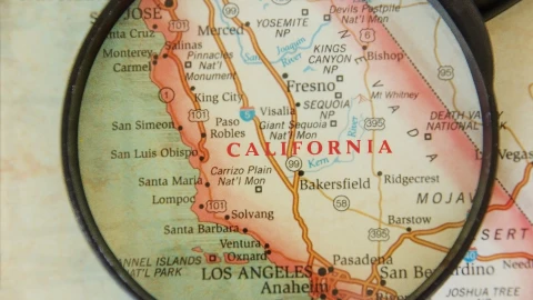 Una lupa sobre el mapa de California