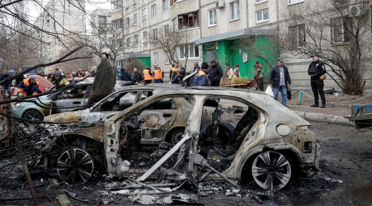 Vehículos destruidos en el lugar de un ataque con drones rusos, en el marco del ataque de Rusia contra Ucrania, en Járkov , Ucrania, 25 de marzo de 2026.