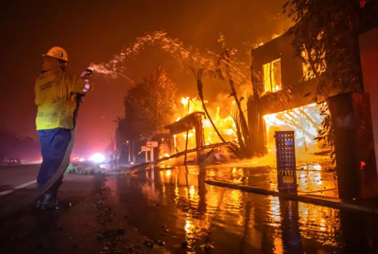 Famosos como Gene Simmons, CM Punk agradecen a bomberos mexicanos