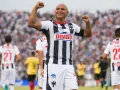 4 futbolistas chilenos méxico chupete suazo.jpg