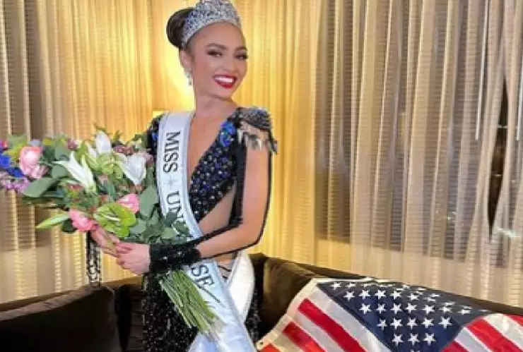 Miss Universo renuncia a la corona de Miss USA