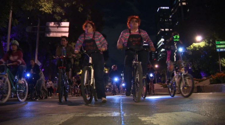 dia-muertos-2026-cuando-es-el-paseo-nocturno-en-bicicleta-y-por-donde-pasara