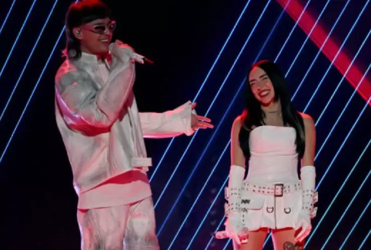 Peso Pluma pide a sus fans detener el hate contra Nicki Nicole, ¿la ama?