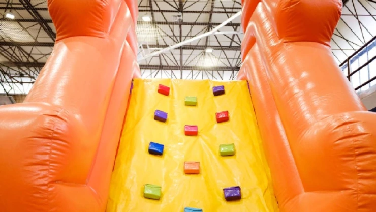 Niño muere juego inflable saliera volando