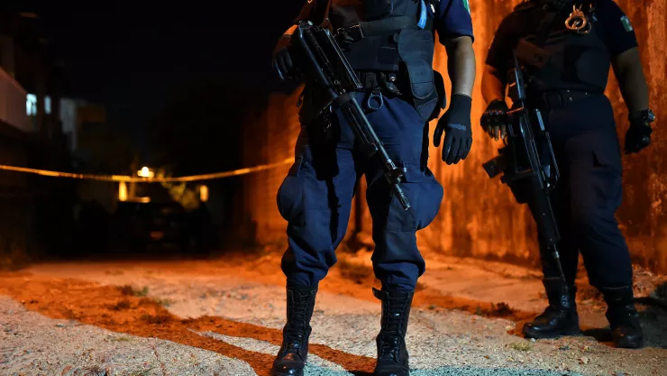 Oficiales de policía vigilan la escena del crimen donde asaltantes no identificados abrieron fuego en un bar en Minatitlán, estado de Veracruz, México, 19 de abril de 2019. Imagen, Reuters.