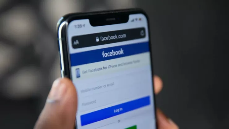 Facebook instalado en celular