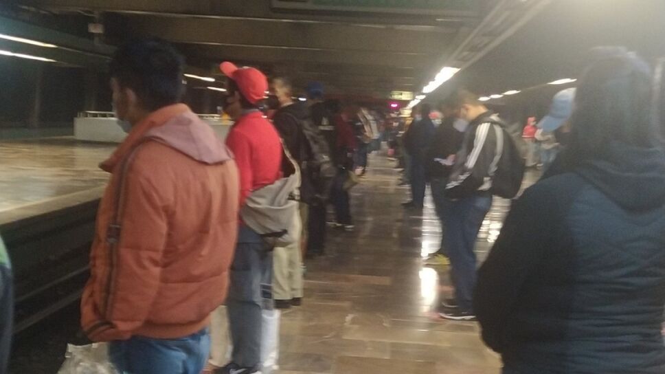 Personas esperando el tren del Metro CDMX.jpg