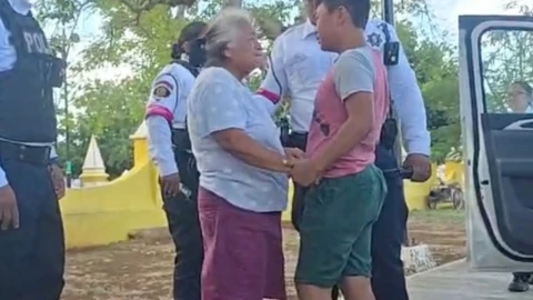 Abuelita vive momentos de TERROR; se baja del camión y se OLVIDA que su nieto viajaba en él