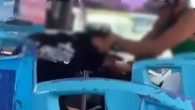 “¡Bájate!”: Hombre persigue a mujer en el transporte público para GOLPEARLA; así fue el momento (+Video)