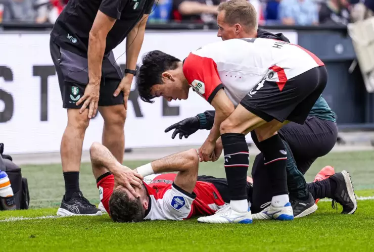 Santiago Giménez lesionado