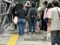 Usuarios esperan transporte de apoyo por obras en la Línea 2