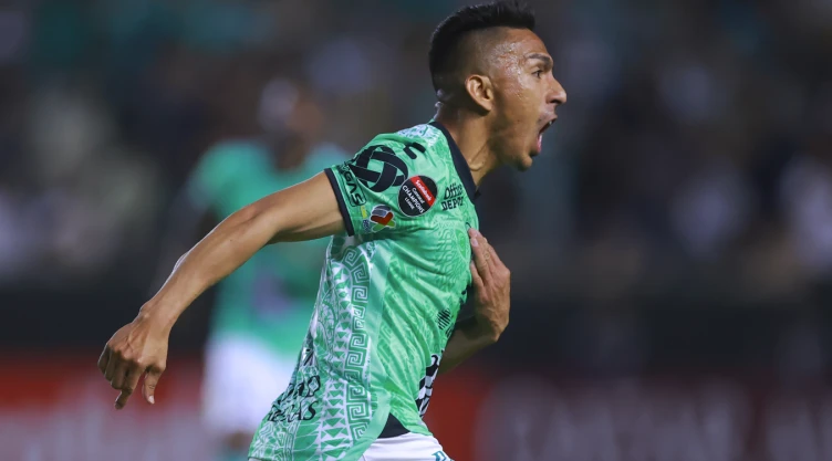 Ángel Mena festeja gol con León Leagues Cup