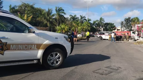 Conductor destroza su auto tras chocar contra una casa en Santa Fe accidente cancún