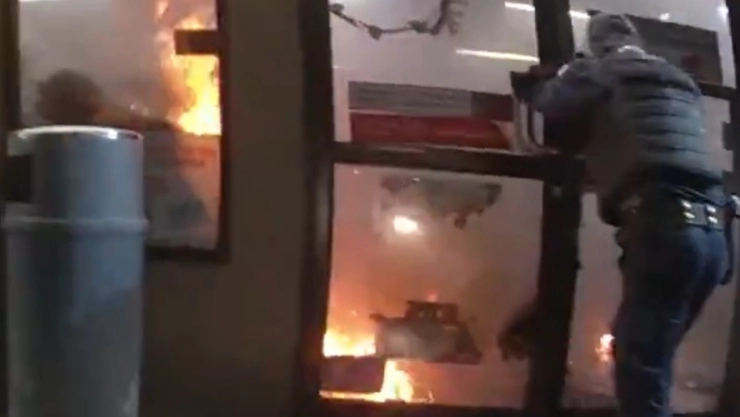 Policías de Escobedo realizan milagroso rescate de mujer en fuerte incendio