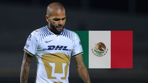 Dani Alves jugando con los Pumas en la Liga MX