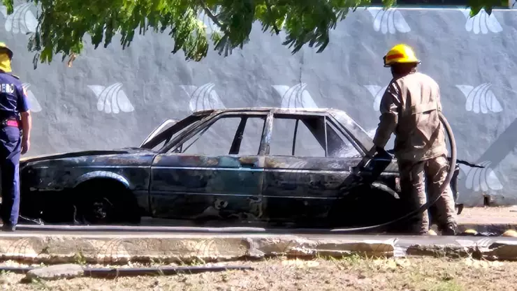 Fuerte INCENDIO consume automóvil en Mérida: VIDEO