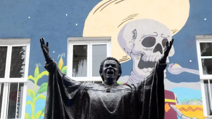 Develan escultura de Chavela Vargas en plaza Garibaldi
