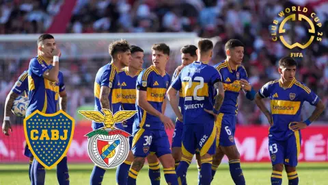 Jugadores de Boca Juniors reunidos en el medio tiempo de un partido