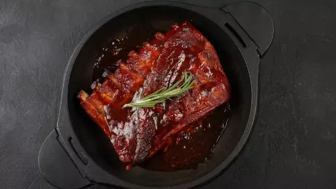 costillas de cerdo ba&ntilde;adas en salsa de BBQ 