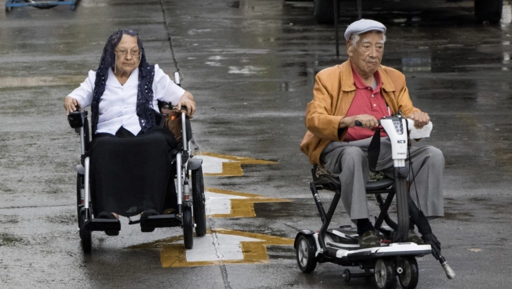 Fieles en procesión a la Luz del Mundo