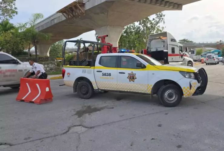 Tráfico por calles cerradas en Cancún HOY 20 de diciembre de 2024.jpg