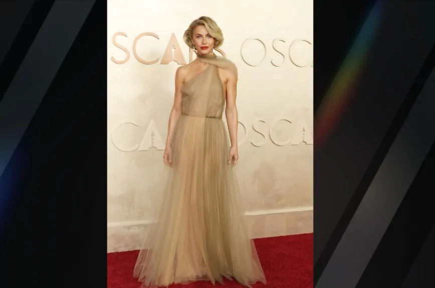 Julianne Hough desfiló con un vestido vaporoso con tonos dorados, el cual comenzó a capturar la atención de los asistentes en el Teatro Dolby. | Foto: Kevin Mazur/Kevin Mazur/Getty Images