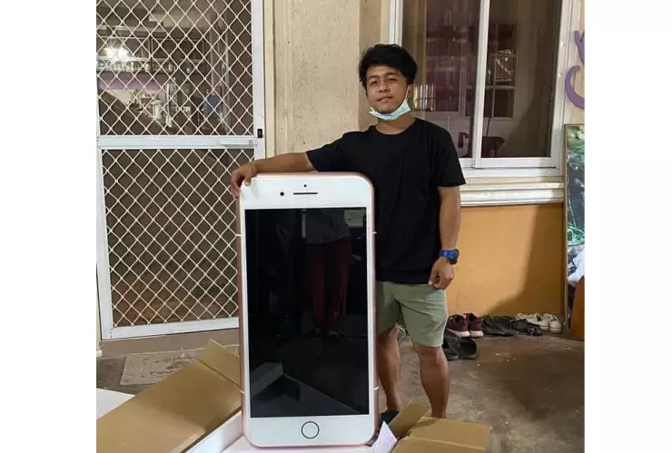 Hombre compra iPhone en línea.jpg