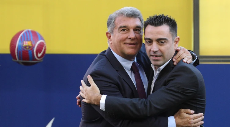 Joan Laporta y Xavi Hernández
