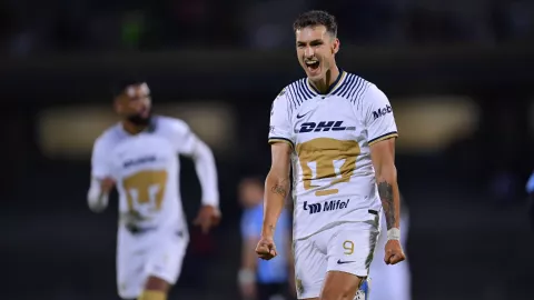 Juan Ignacio Dinenno celebra un gol con Pumas