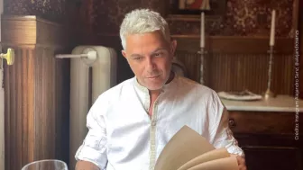 Alejandro leyendo.jpg