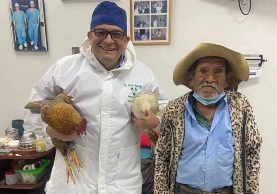 El médico Álvaro Ramallo Zamora, compartió la historia de cómo un adulto mayor le pagó su operación de próstata con dos gallinas.