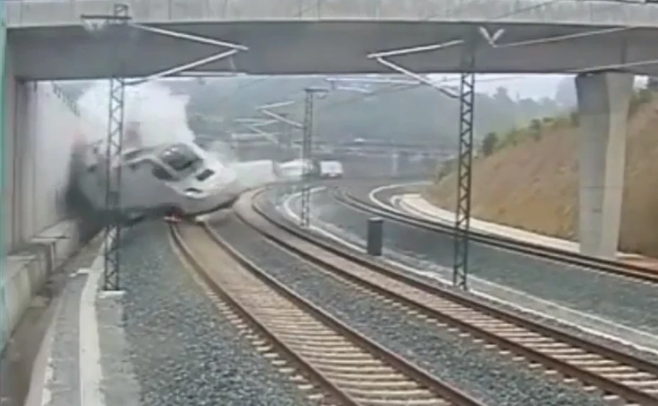 Tren se descarrila en Santiago de Compostela Galicia, al parecer por exceso de velocidad