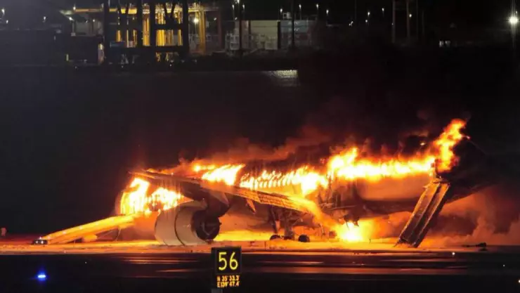VIDEO: Avión se incendia tras accidente en aeropuerto de Japón; hay 5 muertos