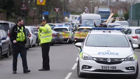 Ataque con cuchillo frente a primaria en Birmingham: varias personas apuñaladas y escuela en confinamiento