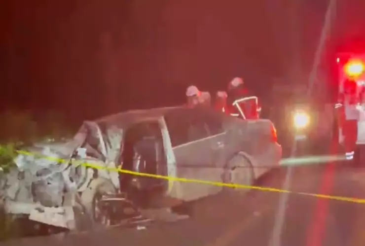 Muere funcionario de Tamaulipas en trágico accidente en carretera La Soledad-San Carlos. En la imagen se observa uno de los dos vehículos involucrados en el violento choque donde Romel Garza Cipriano y su pareja fallecieron.